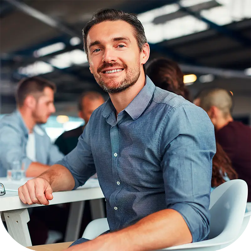 Mujer buscando capacitación para empresas